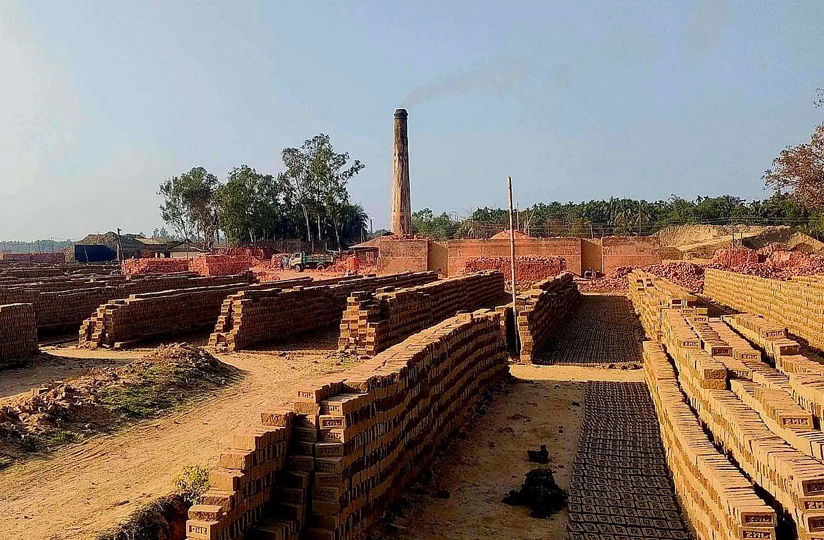 কক্সবাজারের রামুর জোয়ারিয়ারনালা এলাকার একটি অবৈধ ইটভাটা। সম্প্রতি তোলা