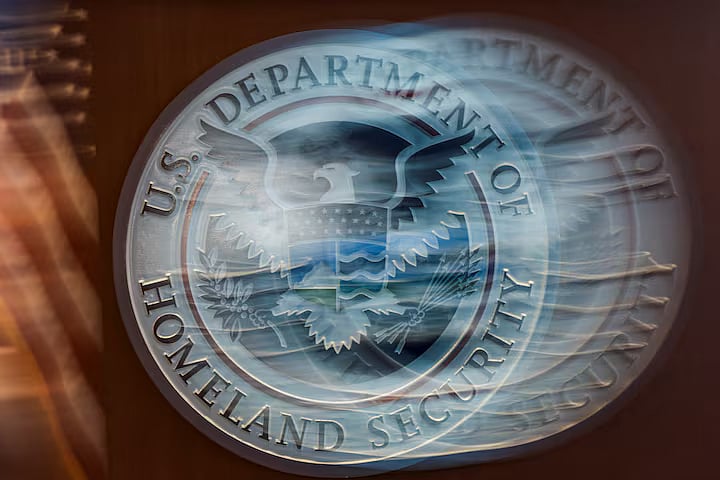 যুক্তরাষ্ট্রের হোমল্যান্ড সিকিউরিটি বিভাগের লোগো। ২১ জুলাই ২০২৫