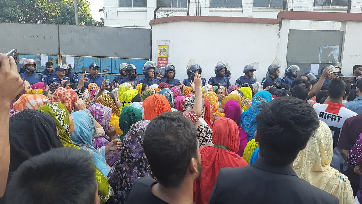কারখানার মূল ফটকের সামনে বিক্ষোভ করেন শ্রমিকেরা। আজ মঙ্গলবার