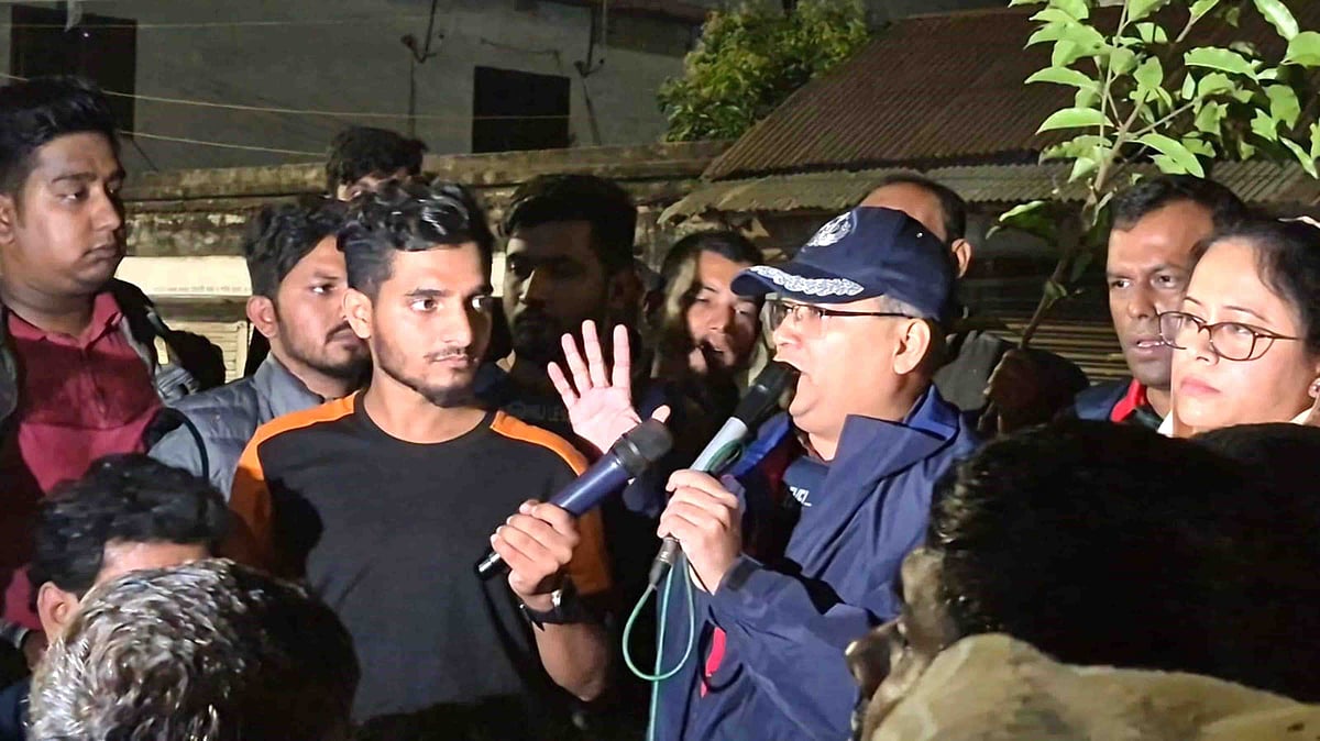 প্রশাসনের আশ্বাসে ১০ ঘণ্টা পর নেসকো কার্যালয় অবরোধ কর্মসূচি প্রত্যাহার করে আন্দোলনকারীরা। গতকাল সোমবার রাতে