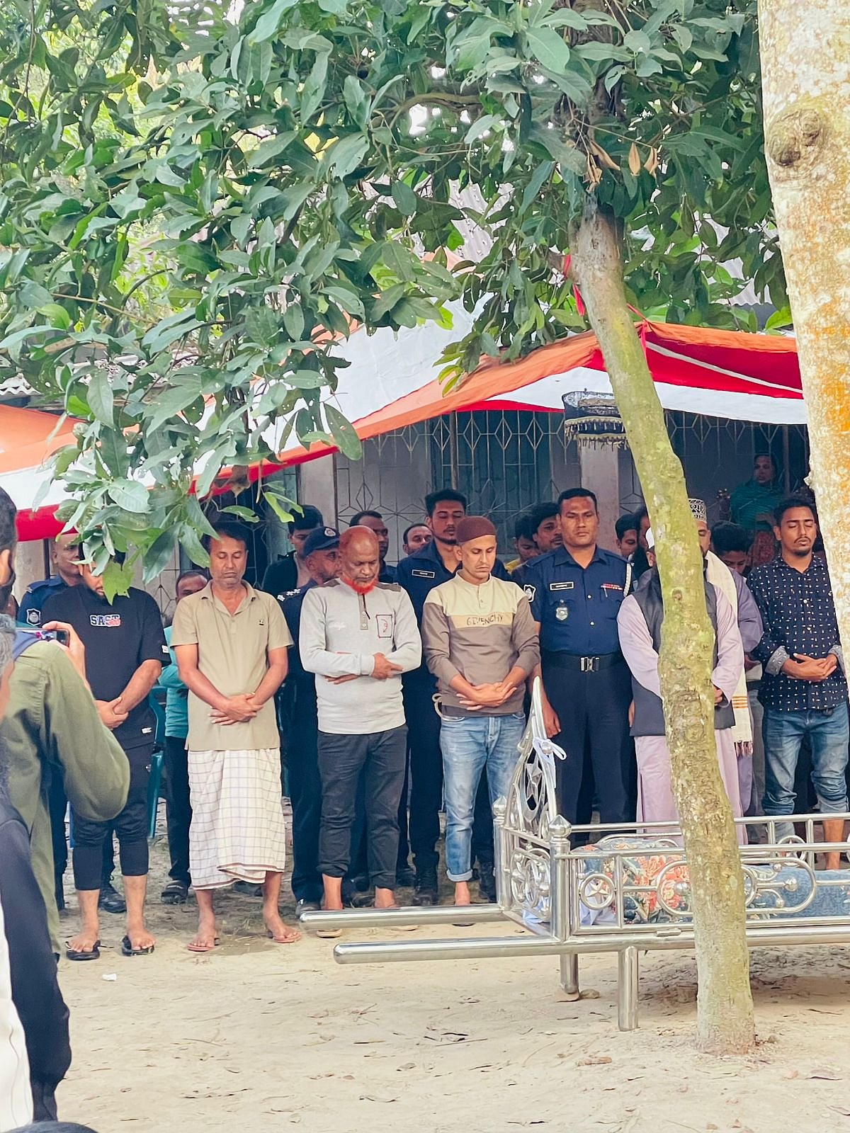 রাজবাড়ীতে প্যারোলে মুক্তি পেয়ে কোমরে দড়ি বাঁধা অবস্থায় বাবার জানাজায় যুবদল নেতা। গতকাল সোমবার