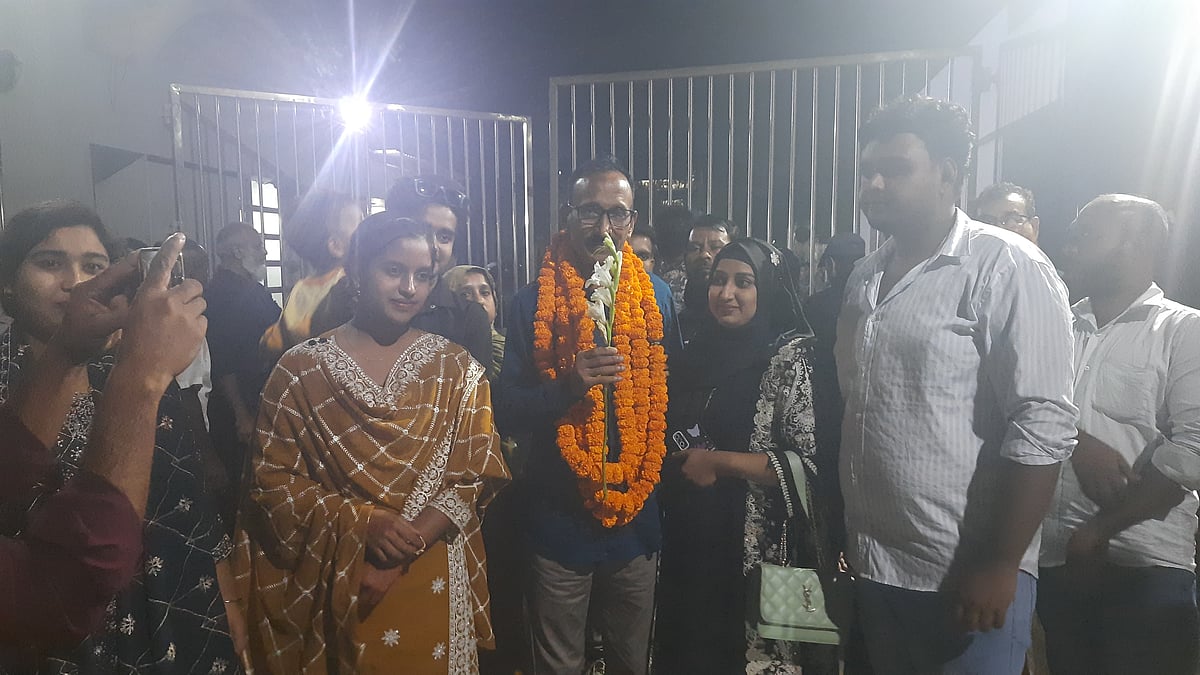 গাজীপুরে কারাগার থেকে বেরিয়ে কারা ফটকে আত্মীয়স্বজনকে দেখে আবেগাপ্লুত হয়ে পড়েন জামিনে মুক্ত এক আসামি। গতকাল সোমবার সন্ধ্যায়