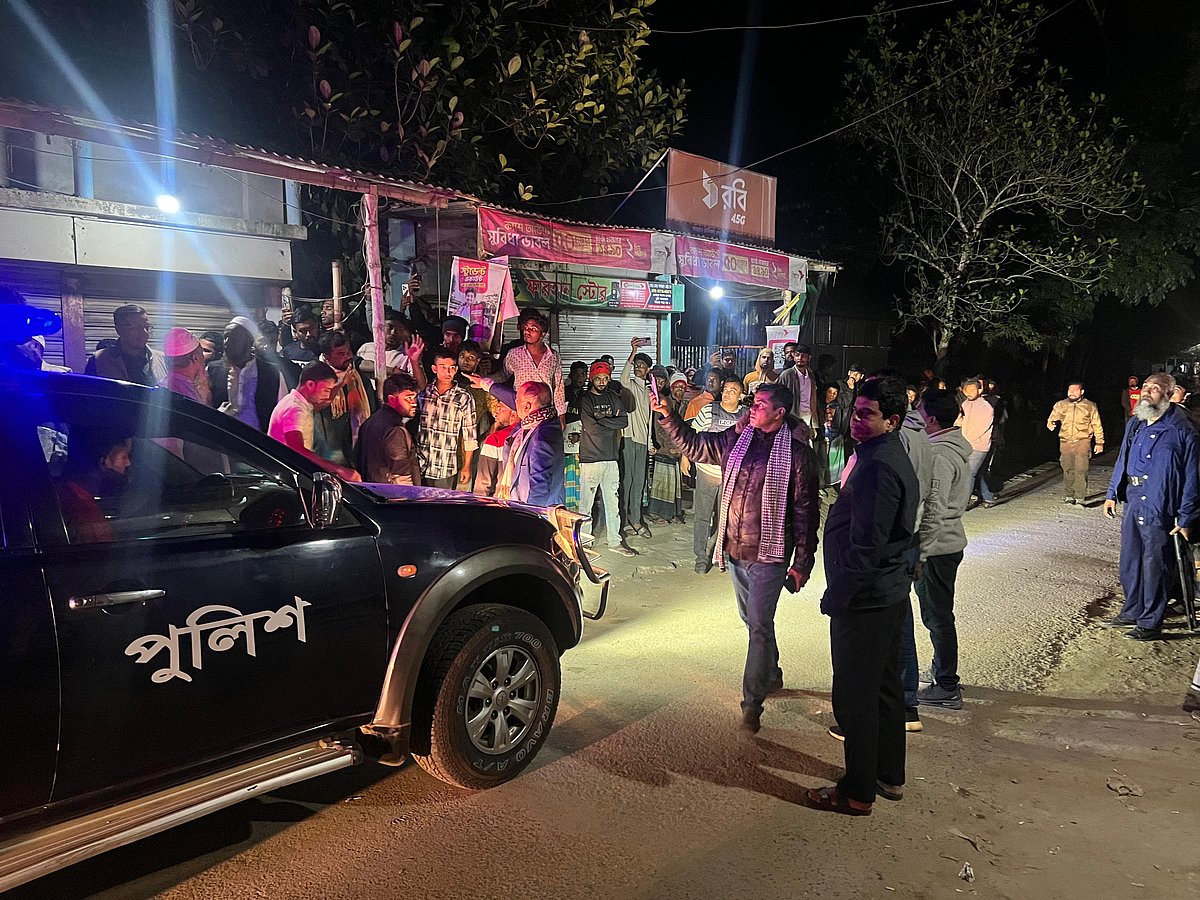 ফেসবুকে ধর্ম অবমাননার অভিযোগে ফরিদপুরের নগরকান্দায় এক তরুণকে অবরুদ্ধ করে একদল লোক। গতকাল সোমবার সন্ধ্যায় উপজেলার গোড়াইল বাজারে