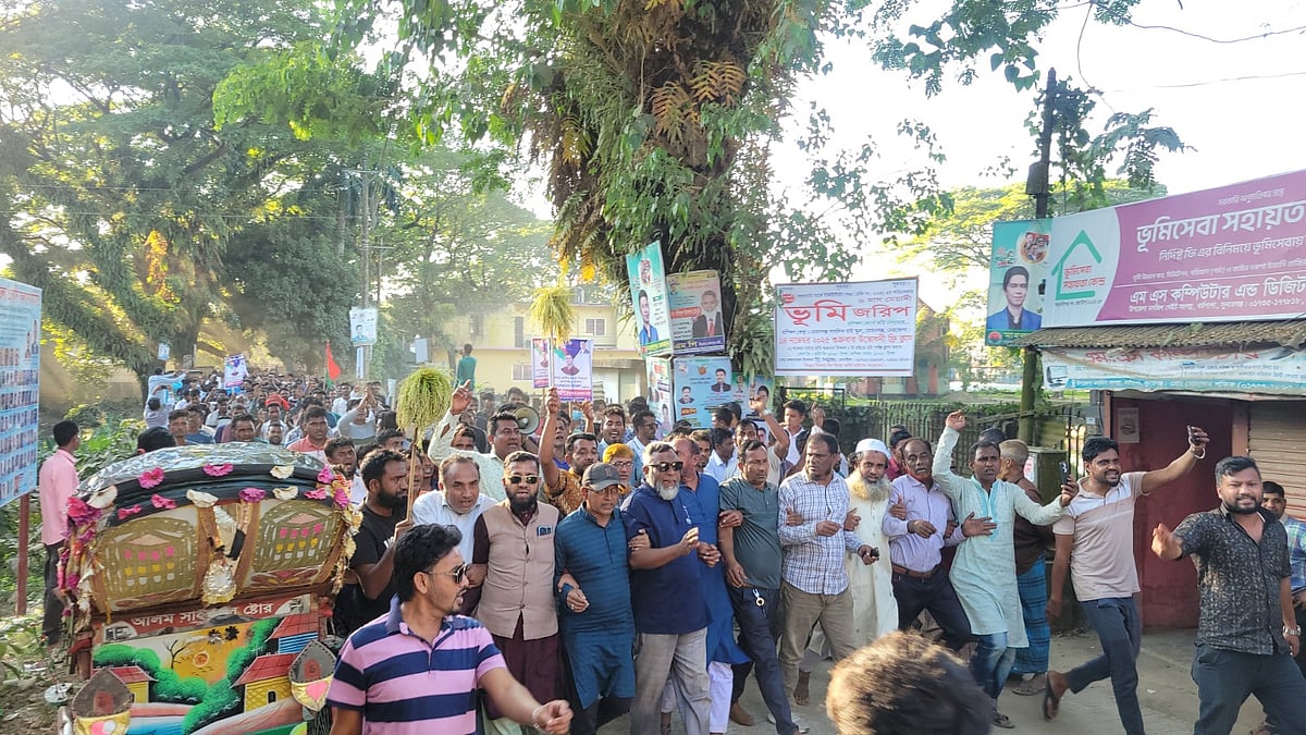 সুনামগঞ্জ-১ আসনে বিএনপি প্রার্থী আনিসুল হকের প্রার্থিতা পরিবর্তনের দাবিতে ধর্মপাশা উপজেলা সদরে বিক্ষোভ মিছিল করেছেন মনোনয়নপ্রত্যাশী কামরুজ্জামান কামরুলের অনুসারীরা। আজ মঙ্গলবার বেলা সাড়ে তিনটার দিকে ধর্মপাশা উপজেলা বিএনপির কার্যালয়ের সামনে