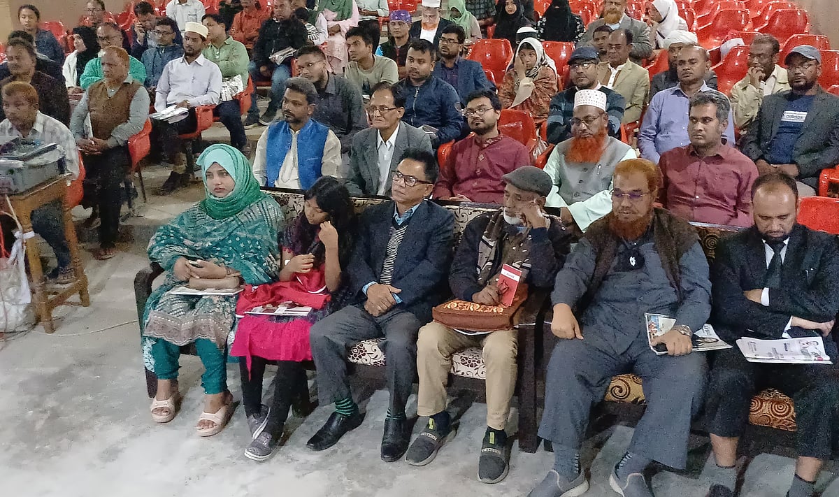 প্রথম আলোর প্রতিষ্ঠাবার্ষিকী উপলক্ষে আয়োজিত সুধী সমাবেশে আমন্ত্রিত অতিথিদের একাংশ। মঙ্গলবার বিকেলে পঞ্চগড় জেলা শিল্পকলা একাডেমি মিলনায়তনে