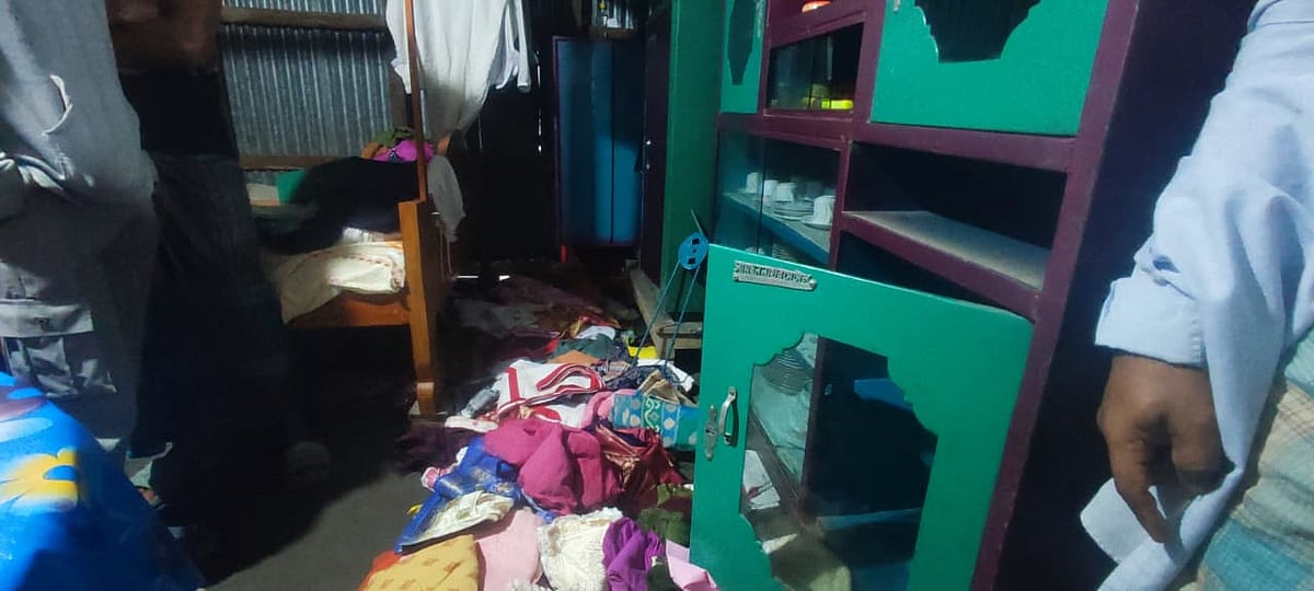 ঘরের জিনিসপত্র তছনছ করে চুরি করা হয়েছে সাহাব উদ্দিনের ঘরের মূল্যবান মালামাল। আজ সকালে চট্টগ্রামের সন্দ্বীপের সন্তোষপুর ইউনিয়নে