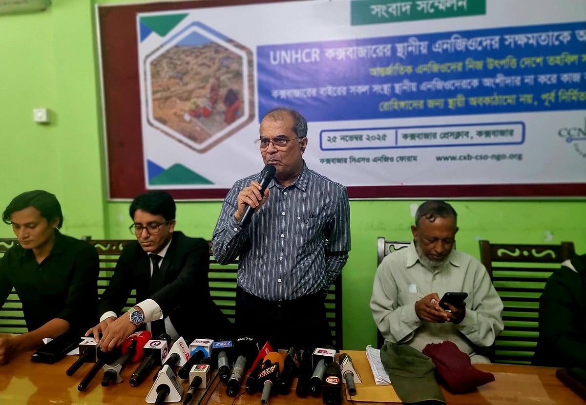 সংবাদসন্মেলনে বক্তব্য দেন এনজিও ফোরামের কো-চেয়ারম্যান রেজাউল করিম চৌধুরী। আজ দুপুরে কক্সবাজার প্রেসক্লাবে