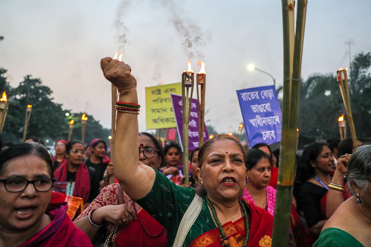 আন্তর্জাতিক নারী নির্যাতন প্রতিরোধ দিবস উদ্‌যাপন কমিটির আয়োজনে সাংস্কৃতিক অনুষ্ঠানের পরে মশালমিছিল  হয়। আজ মঙ্গলবার সংসদ ভবনের সামনে