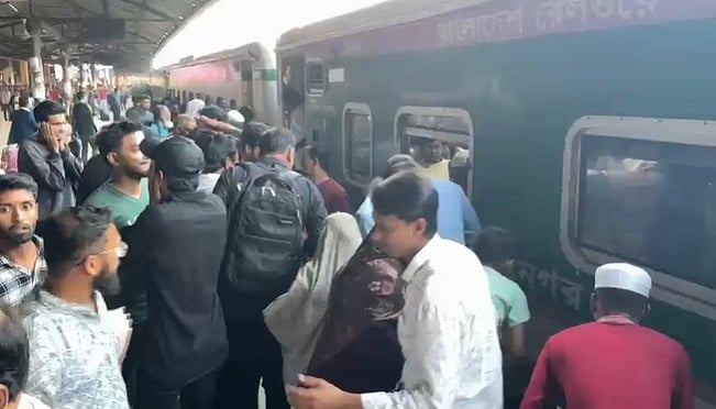 রাজধানীর বিমানবন্দর রেলস্টেশনে আজ মঙ্গলবার ট্রেনের চাকার নিচে আটকা পড়ে একটি শিশুর পা। এ সময় তাকে উদ্ধারে এগিয়ে আসেন অনেকে