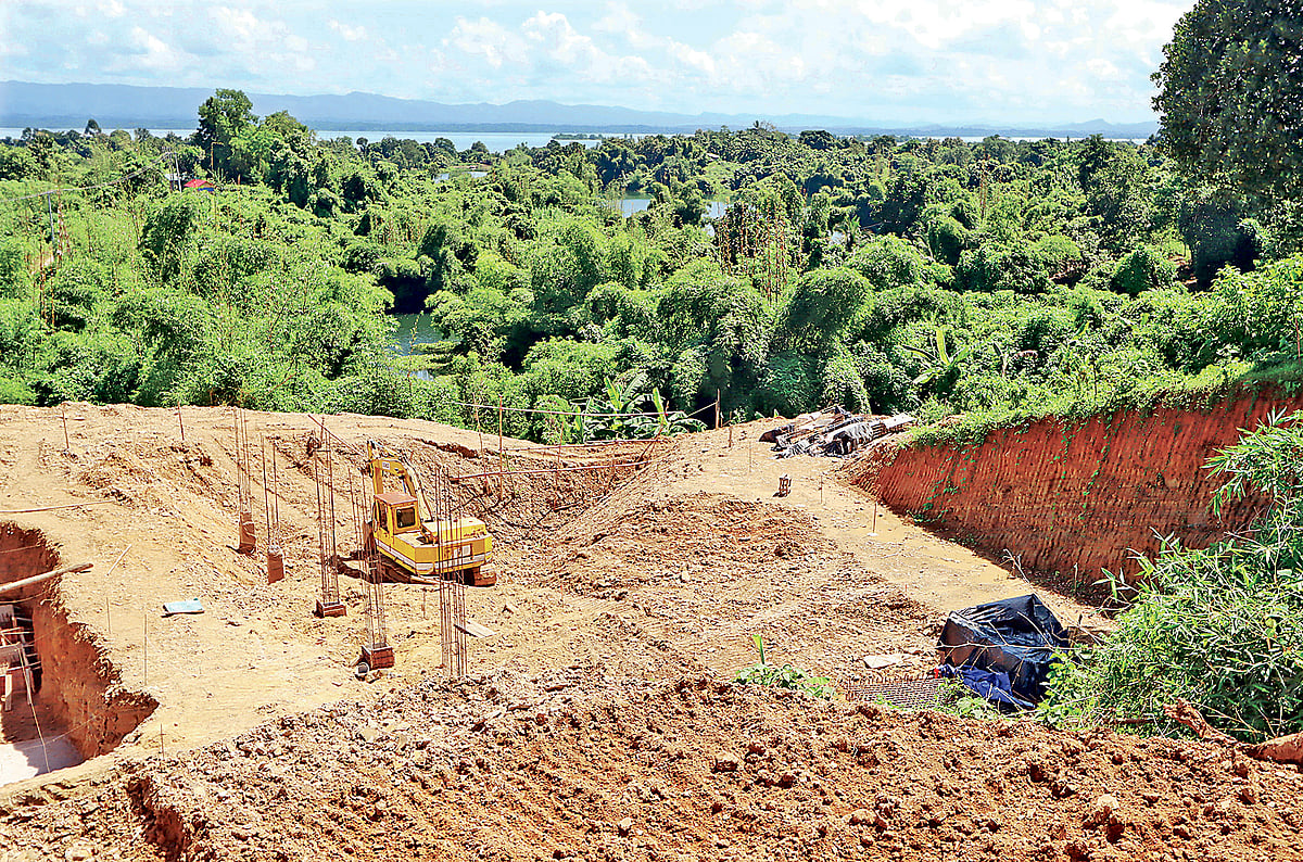 রাঙামাটি বিজ্ঞান প্রযুক্তি বিশ্ববিদ্যালয়ের ভবন নির্মাণ করতে কাটা হয়েছে পাহাড়। সম্প্রতি তোলা