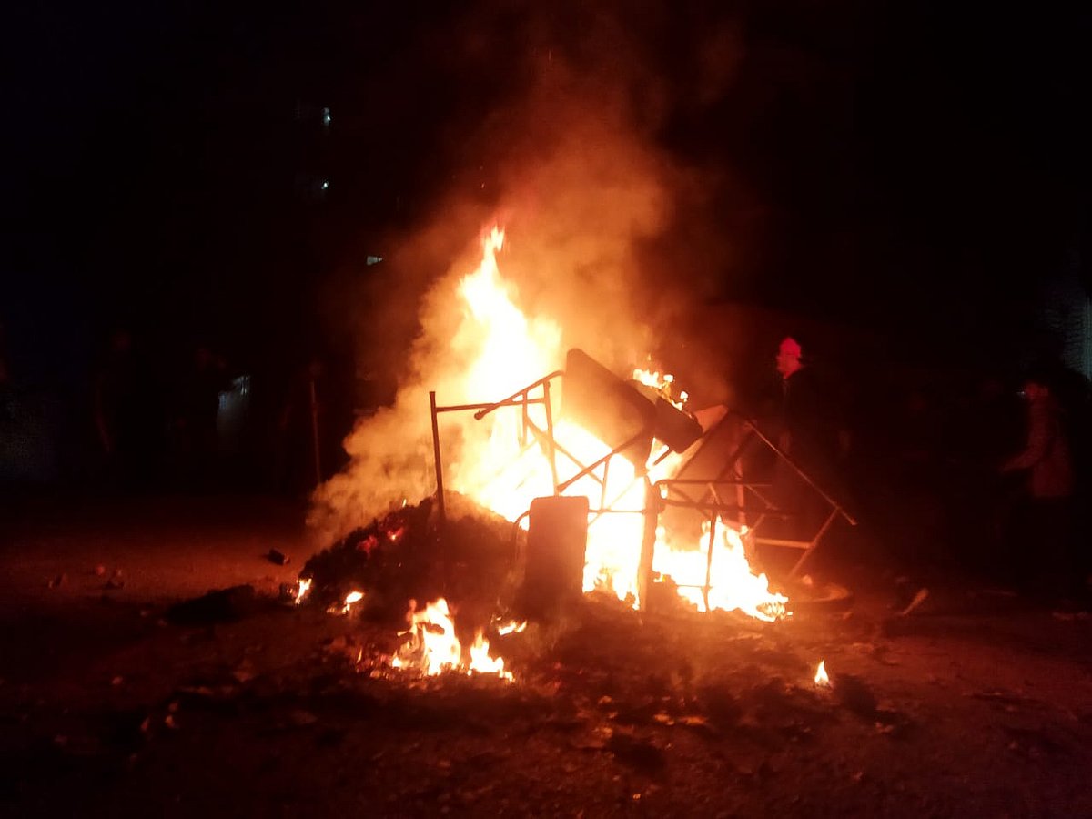 গ্রামবাসীর সঙ্গে যশোর বিজ্ঞান ও প্রযুক্তি বিশ্ববিদ্যালয়ের শিক্ষার্থীদের সংঘর্ষের সময় অগ্নিসংযোগ করা হয়। আজ মঙ্গলবার সন্ধ্যায় বিশ্ববিদ্যালয়ের সামনে