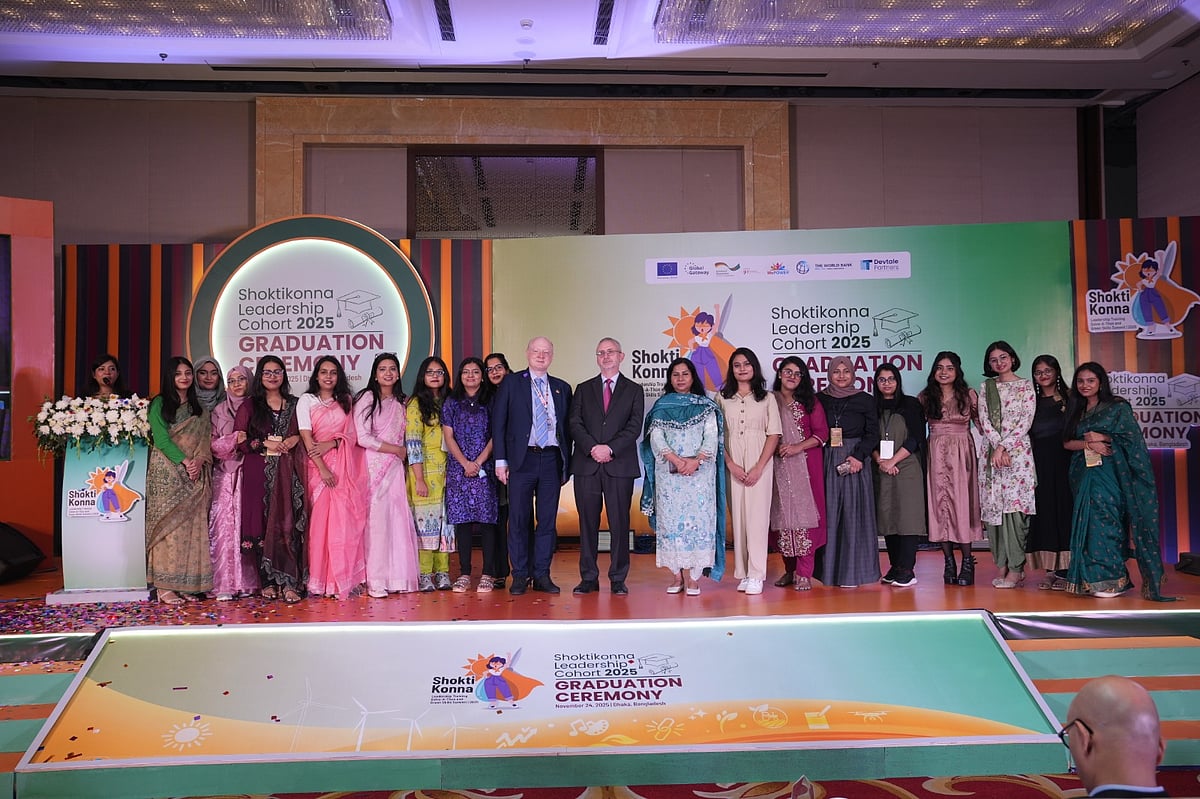 বিজ্ঞান পড়া তরুণীরা  বাংলাদেশের সবুজ ও নবায়নযোগ্য জ্বালানি খাতে নেতৃত্ব দেওয়ার জন্য প্রশিক্ষণ পেয়েছেন।