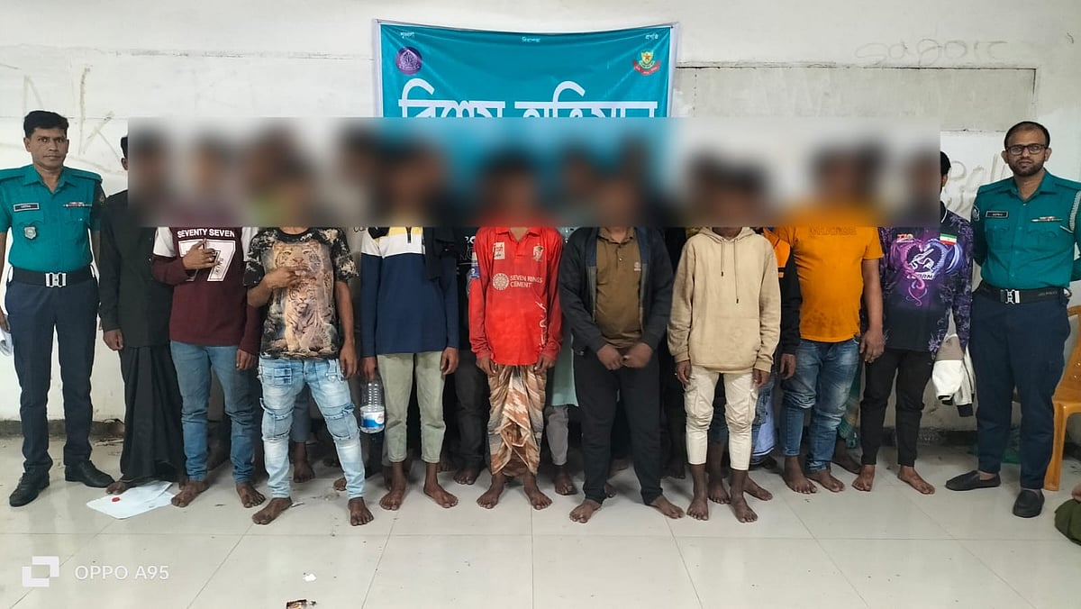 পরোয়ানাভুক্ত আসামিসহ বিভিন্ন অপরাধে জড়িত থাকার অভিযোগে গ্রেপ্তার ব্যক্তিরা