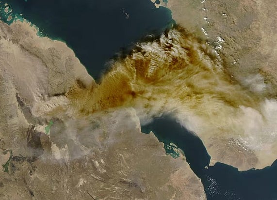 স্যাটেলাইট থেকে ধারণ করা ইথিওপিয়ার আগ্নেয়গিরির ছবি। এখানে ছাইয়ের মেঘ লোহিত সাগর পেরিয়ে যেতে দেখা যাচ্ছে