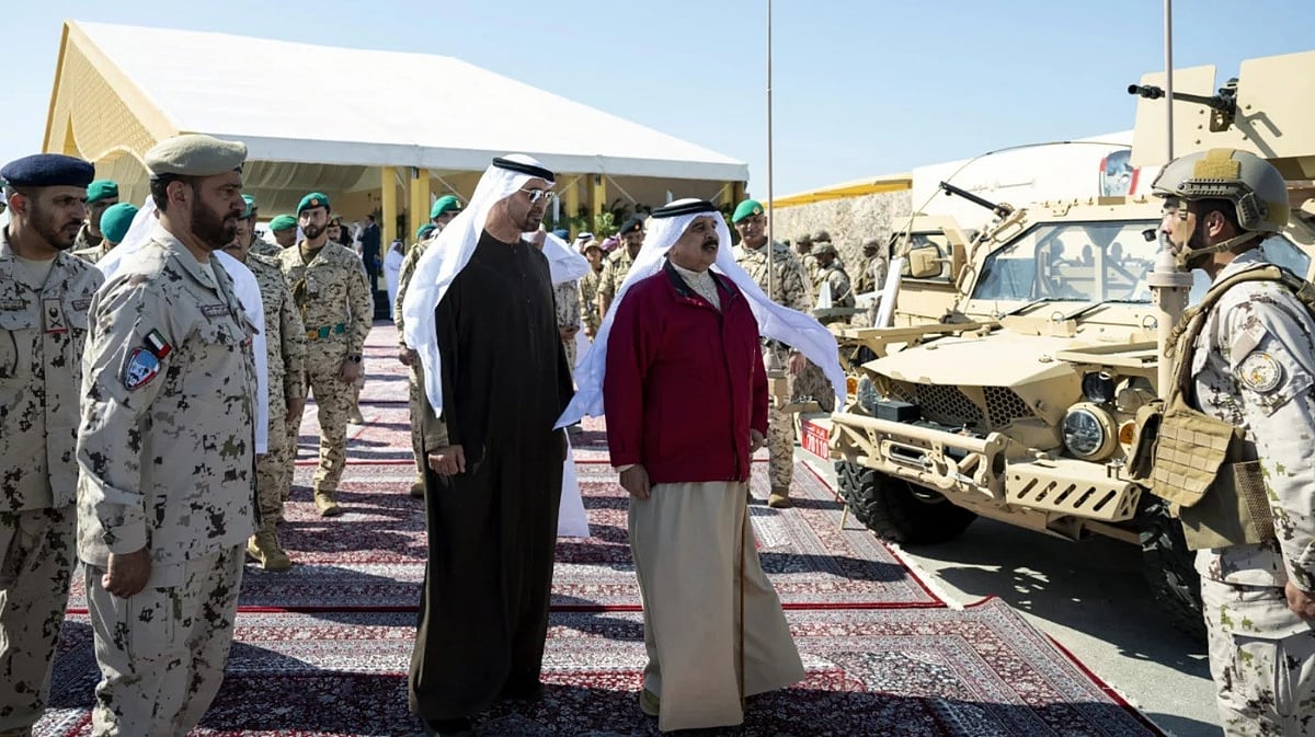 সংযুক্ত আরব আমিরাতের প্রেসিডেন্ট শেখ মোহাম্মদ বিন জায়েদ আল-নাহিয়ান এবং বাহরাইনের বাদশাহ হামাদ বিন ইসা আল-খলিফা ‘রাবদান-শুয়াইমান’ শীর্ষক যৌথ সামরিক মহড়া পরিদর্শনে। ২২ নভেম্বর ২০২৫, বাহরাইনের মানামায়