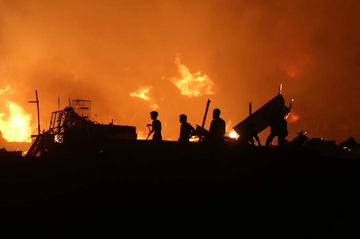 আগুন লাগার পর ঘরের চালের টিন খুলে নিরাপদ স্থানে সরিয়ে নেন কেউ কেউ