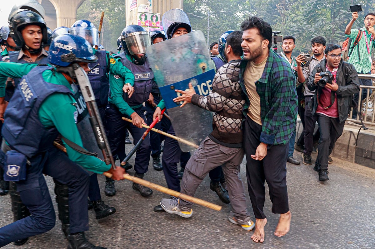 আন্দোলনকারীদের ওপর পুলিশের লাঠিচার্জ। শাহবাগ, ঢাকা। ২৫ নভেম্বর