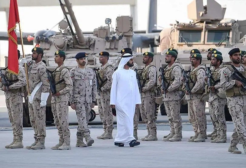 সংযুক্ত আরব আমিরাতের ভাইস প্রেসিডেন্ট ও প্রধানমন্ত্রী শেখ মোহাম্মদ বিন রশিদ আল–মাকতুন জায়েদ মিলিটারি সিটিতে সেনা কর্মকর্তাদের সঙ্গে হাঁটছেন। আবুধাবি