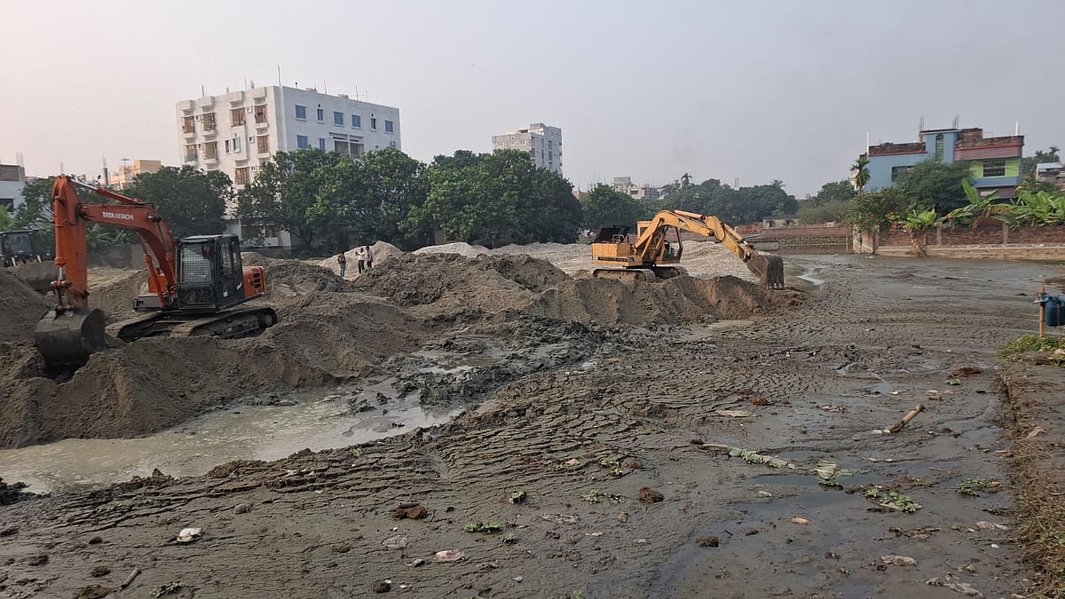 রাজশাহীতে রাতারাতি ভরাট করা একটি পুকুর থেকে খননযন্ত্র দিয়ে বালু তুলে আগের অবস্থায় ফিরিয়ে আনার কাজ চলছে। মঙ্গলবার বিকেলে নগরের মোল্লাপাড়া এলাকায়