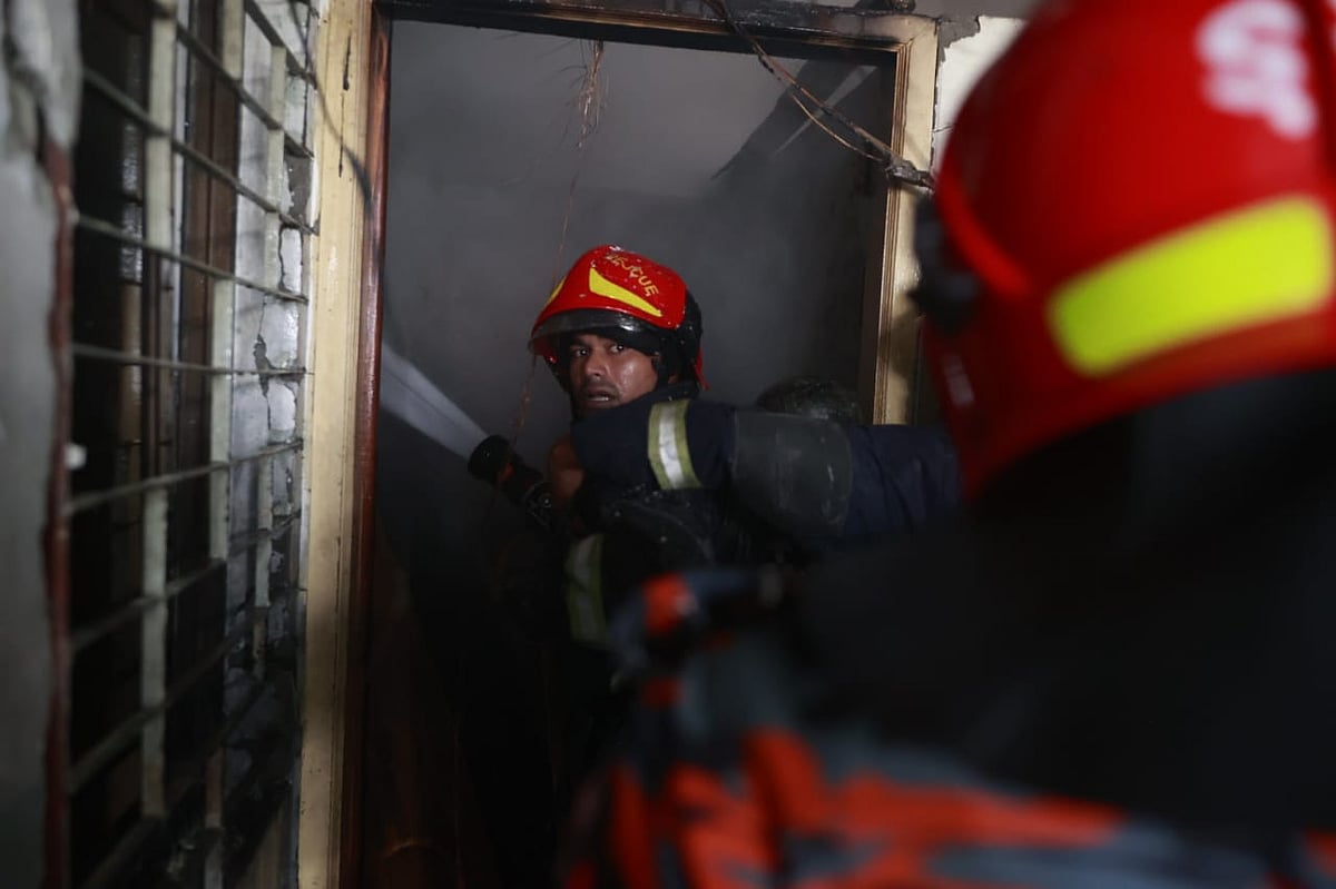 আগুন নেভাতে ফায়ার সার্ভিসের তৎপরতা