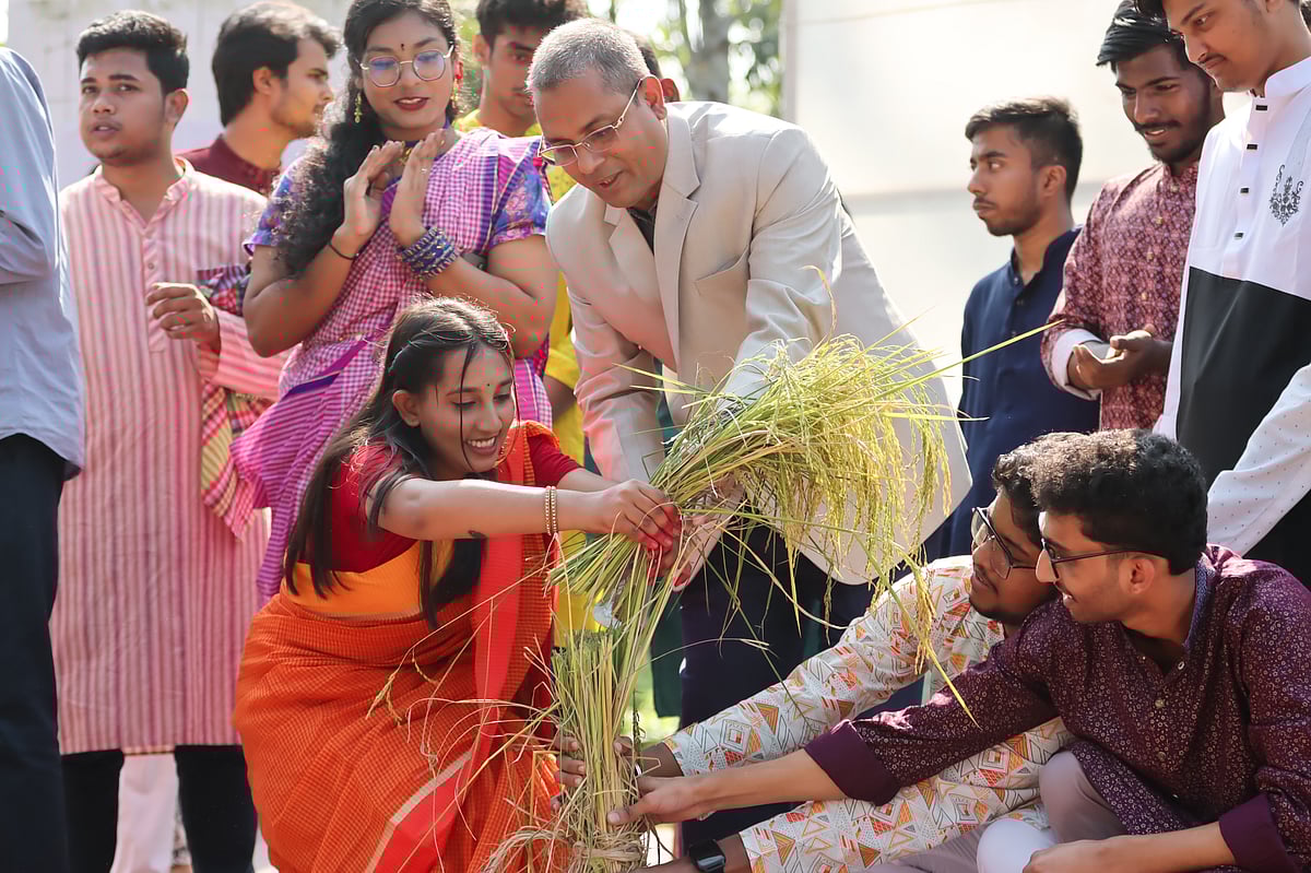 সরকারি ব্রজমোহন কলেজের সাংস্কৃতিক ইউনিয়নের আয়োজনে ধানের ছড়া কেটে নবান্ন উৎসবের উদ্বোধন করা হয়। ক্যাম্পাসের কবি জীবনানন্দ মঞ্চে বাংলার কৃষিভিত্তিক ঐতিহ্য, লোকজ জীবন ও গ্রামীণ সংস্কৃতিকে কেন্দ্র করে দিনব্যাপী উৎবের আয়োজন করা হয়