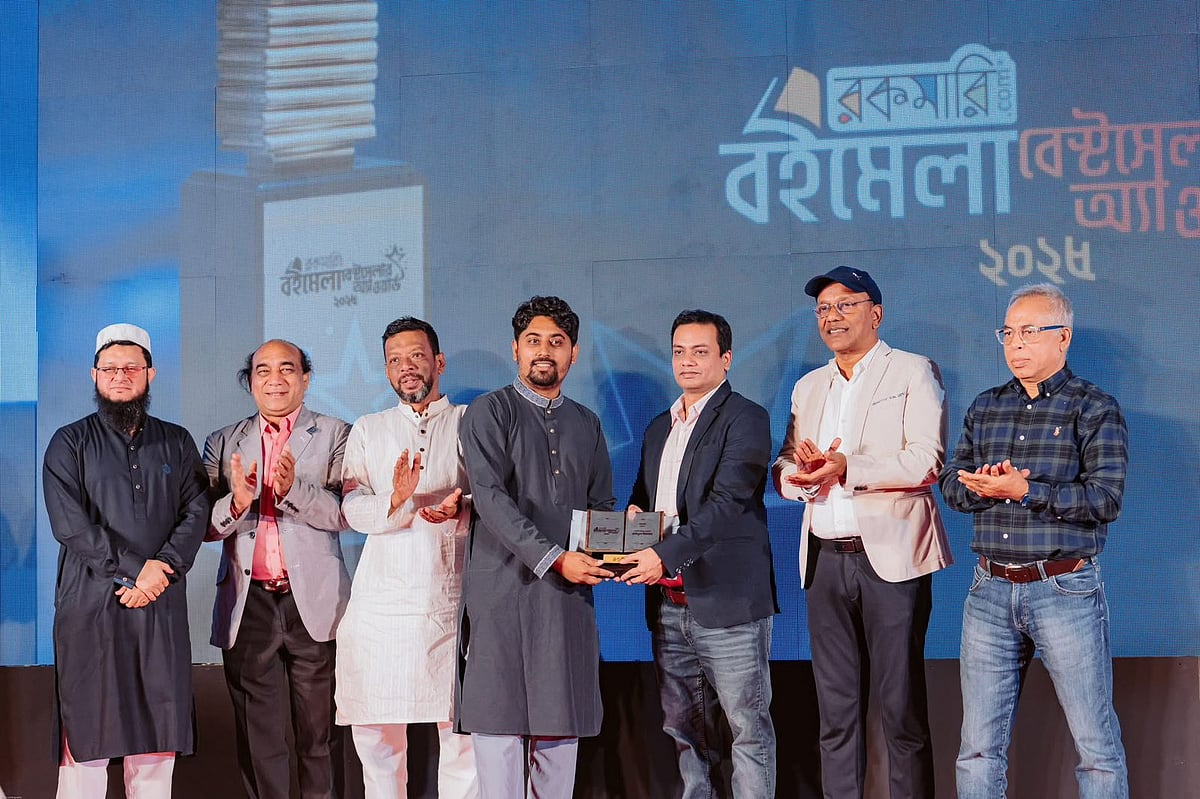 ফিকশন বিভাগে রকমারি বেস্টসেলার পুরস্কার গ্রহণ করছেন রাহিতুল ইসলাম