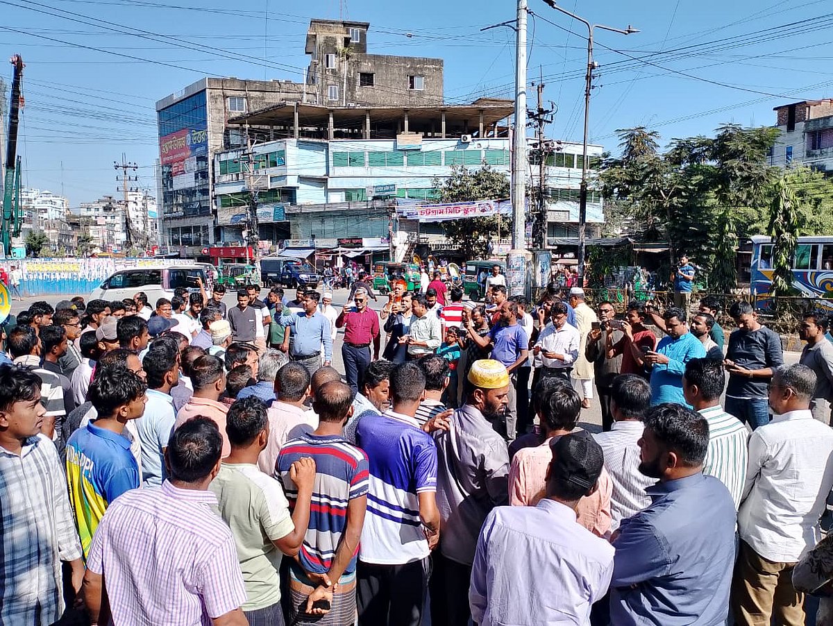 অবরোধের সমর্থনে নগরের বড়পোল মোড়ে স্কপের নেতা–কর্মীরা। আজ সকাল ১০টায়