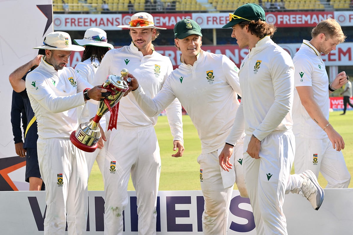 ভারতে টেস্ট সিরিজ জয়ের ট্রফি হাতে দক্ষিণ আফ্রিকার খেলোয়াড়েরা