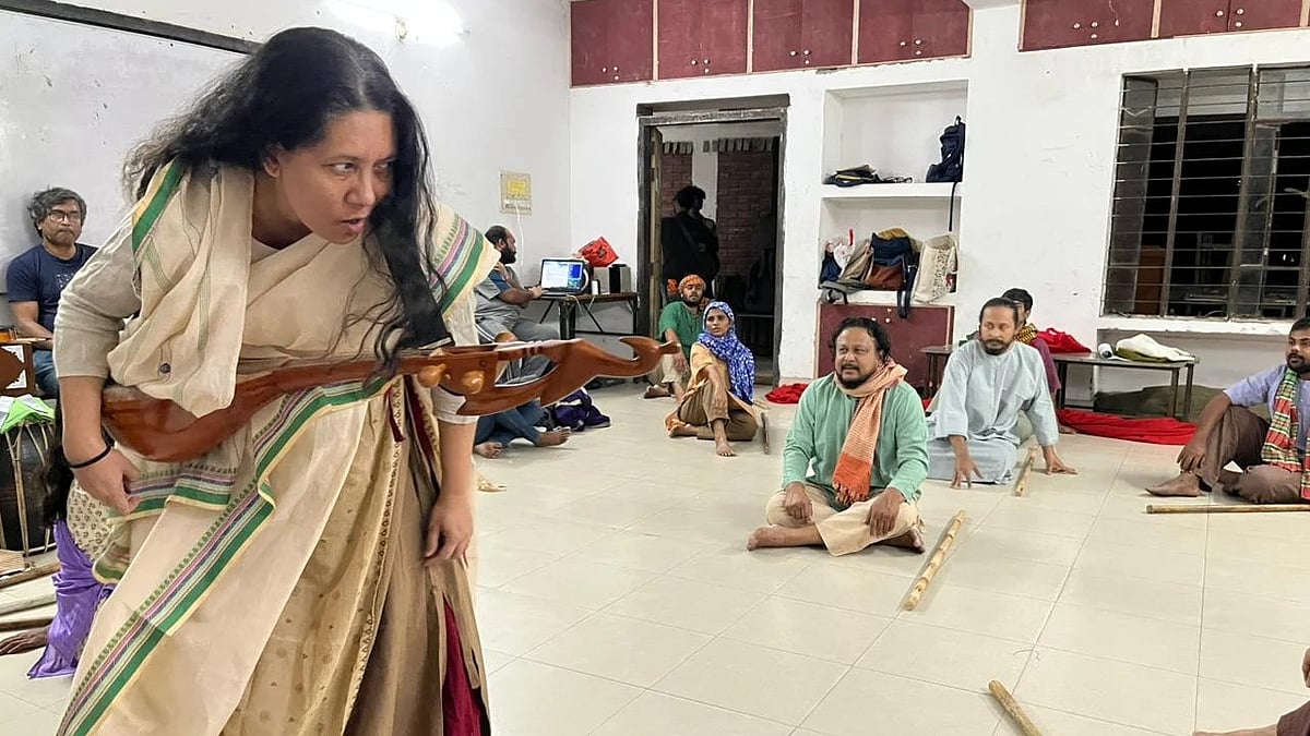 চলছে মহড়া। ছবি: বটতলার সৌজন্যে