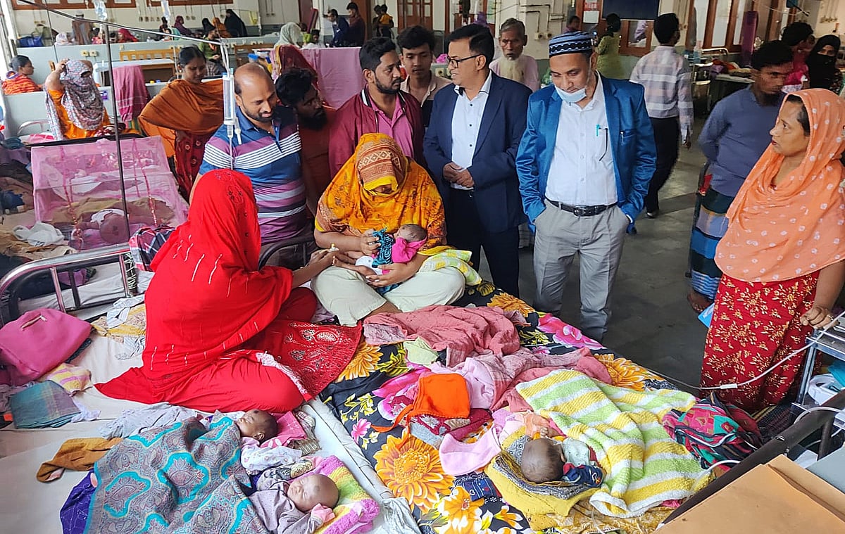 বরিশালের শের-ই-বাংলা মেডিকেল কলেজ হাসপাতালে ভর্তি করা হয়েছে একসঙ্গে জন্ম নেওয়া সেই পাঁচ শিশুকে। গতকাল মঙ্গলবার বিকেলে