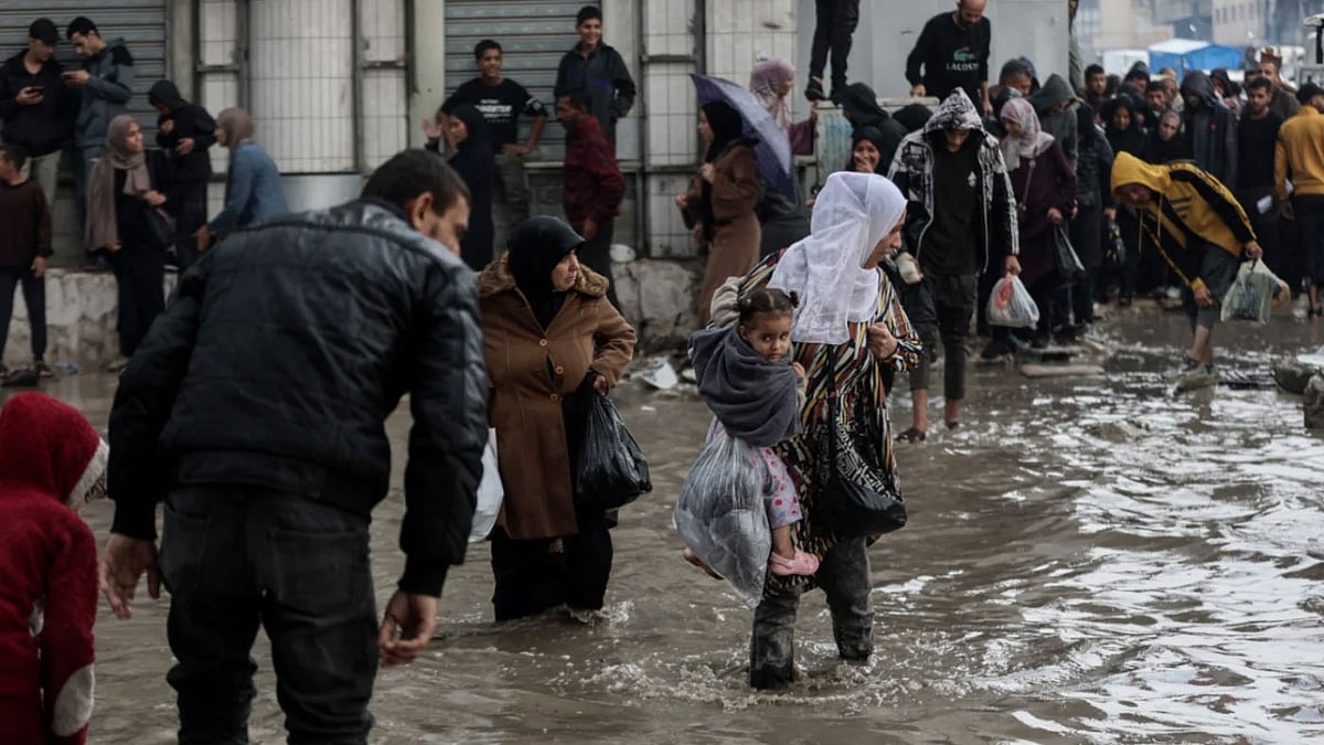 বাস্তুচ্যুত ফিলিস্তিনিদের আশ্রয়শিবিরে ভারী বর্ষণে পানি জমেছে। গাজা উপত্যকার গাজা নগরীতে, ২৫ নভেম্বর ২০২৫