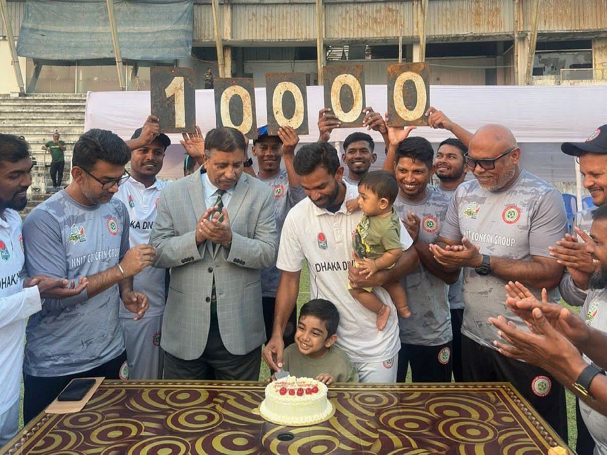 মার্শাল আইয়ুব ১০ হাজার রান করার পর কেক কেটে উদ্‌যাপন করেন সতীর্থরা