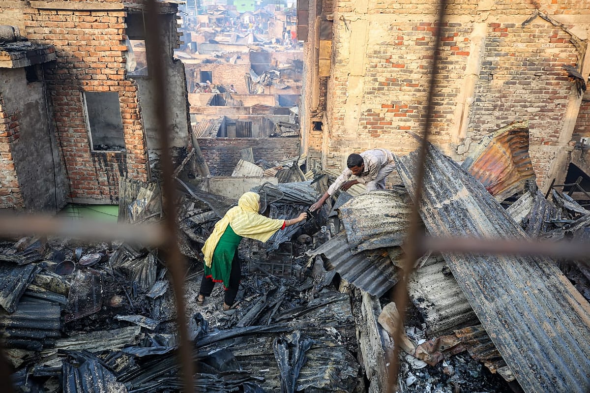 আগুনে পুড়েছে ঢাকার কড়াইল বস্তি। আগুন নেভার পর আজ বুধবার পোড়া ঘরে বস্তিবাসীর খোঁজ চলছিল, যদি কিছু পাওয়া যায়