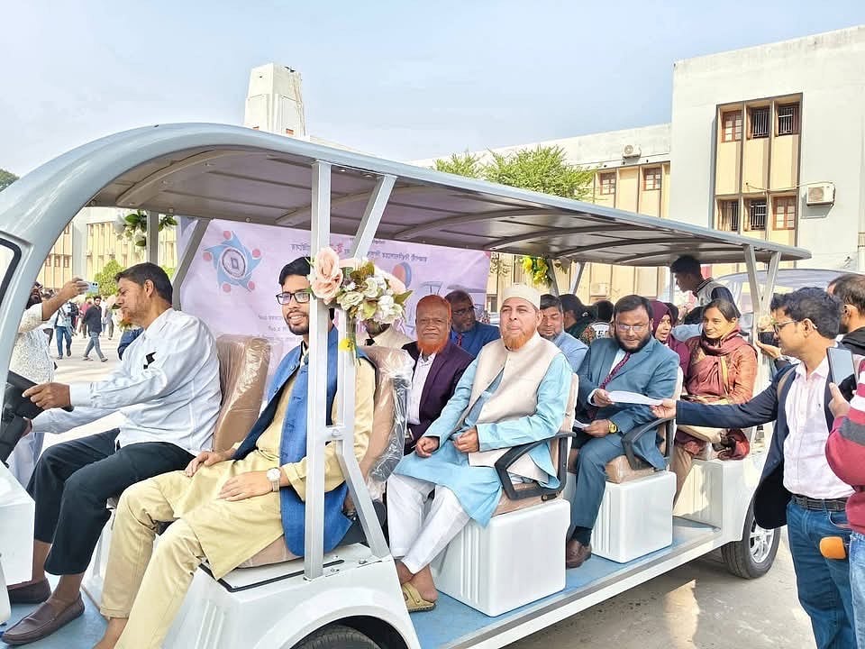 রাজশাহী বিশ্ববিদ্যালয়ে ইলেকট্রনিক কারের (ই-কার) কার্যক্রমের উদ্বোধন করা হয়েছে। আজ বুধবার সকালে ক্যাম্পাসের প্রশাসন ভবনের সামনে