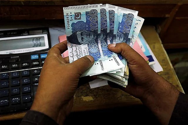 ক্রমশ দরপতন হয়েছে পাকিস্তানি রুপির। বর্তমানে দেশটিতে প্রতি ডলারের বাজারদর ২৮০ রুপিতে পৌঁছেছে