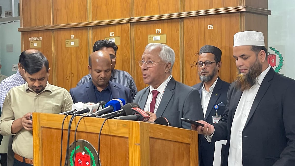 নির্বাচন কমিশন (ইসি) সচিবালয়ের জ্যেষ্ঠ সচিব আখতার আহমেদ সাংবাদিকদের সঙ্গে কথা বলছেন। নির্বাচন কমিশন ভবন, ঢাকা। ২৬ নভেম্বর