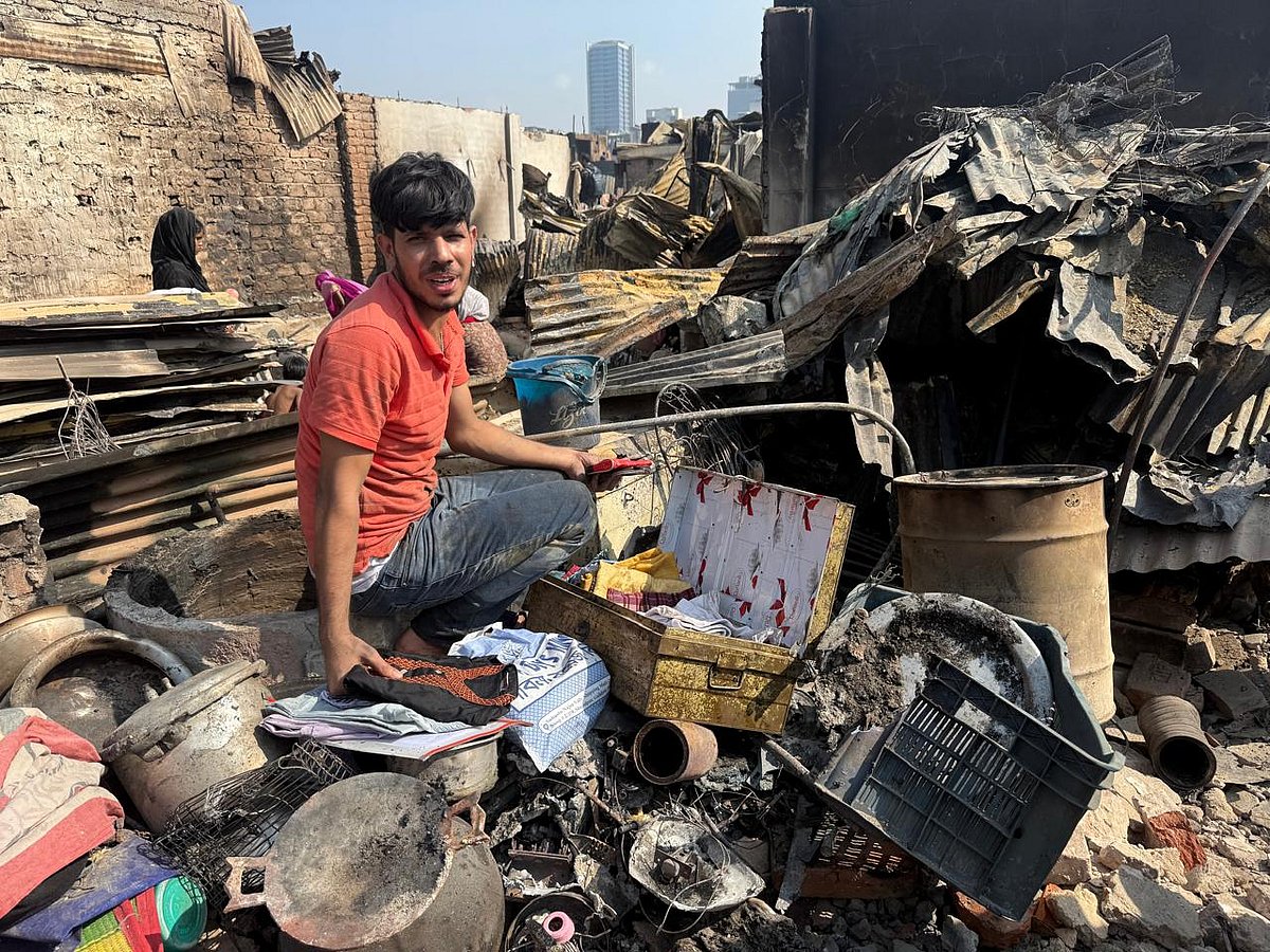 আগুনে ঘর পুড়ে গেলেও ট্রাঙ্কে রাখা কাগজপত্র সব অক্ষত আছে শাকিলের। আজ বুধবার, রাজধানীর কড়াইল বস্তিতে