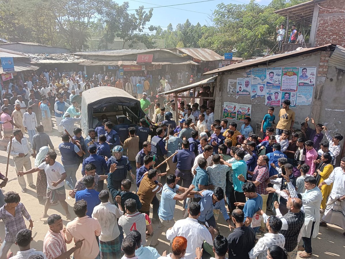কক্সবাজারের চকরিয়ায় এক ব্যক্তিকে হত্যার অভিযোগে তাঁর ভাতিজাকে পুলিশের কাছ থেকে ছিনিয়ে নিয়ে পিটুনি দেয় স্থানীয় লোকজন। আজ দুপুরে উপজেলার কাকারা ইউনিয়নের সাকের মোহাম্মদ চর এলাকায়