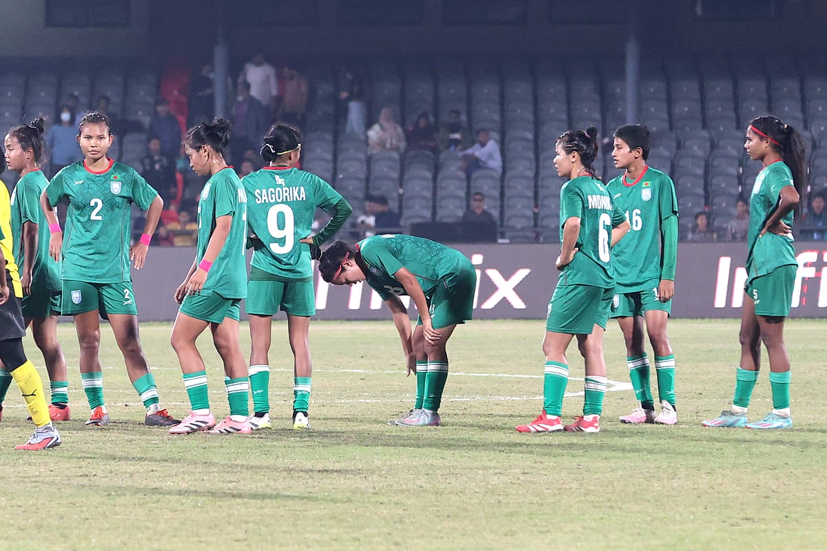 হারের পর হতাশ বাংলাদেশ নারী দলের ফুটবলাররা