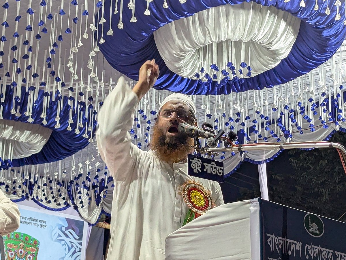 ময়মনসিংহে নির্বাচনী গণসমাবেশে বক্তব্য দেন বাংলাদেশ খেলাফত মজলিসের আমির মাওলানা মামুনুল হক। গতকাল মঙ্গলবার রাত ১০টার দিকে নগরের রেলওয়ে কৃষ্ণচূড়া চত্বরে