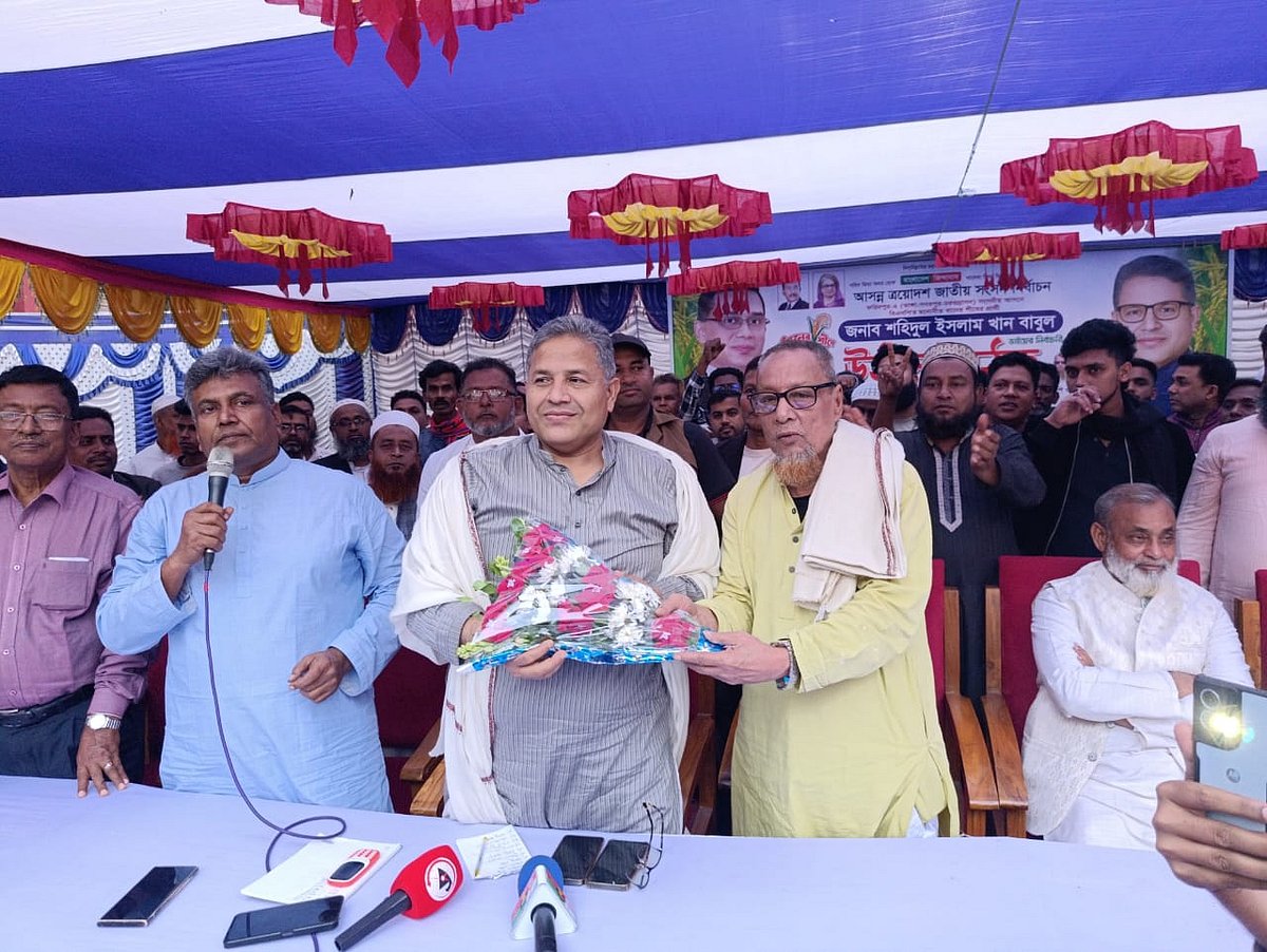 ফরিদপুরের ভাঙ্গা মহিলা ডিগ্রি কলেজ মাঠে গতকাল মঙ্গলবার বিকেলে বিএনপি আয়োজিত যোগদান সভা ও উঠান বৈঠকে আওয়ামী লীগের নেতা সহিদুল হকের হাতে ফুলের তোড়া তুলে দেন বিএনপির প্রার্থী শহিদুল ইসলাম