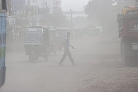 এত বৃষ্টি, তবু বায়ুদূষণে বিশ্বে দ্বিতীয় ঢাকা