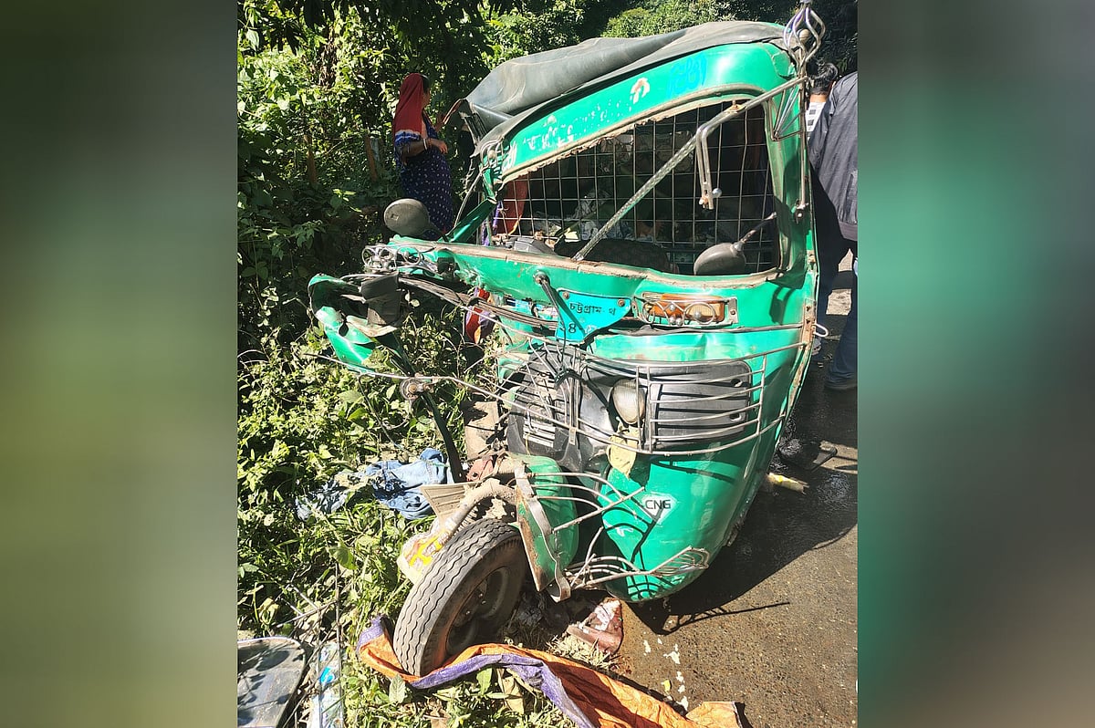 রাঙামাটিতে সড়ক দুর্ঘটনায় দুমড়ে–মুচড়ে যাওয়া সিএনজিচালিত অটোরিকশা