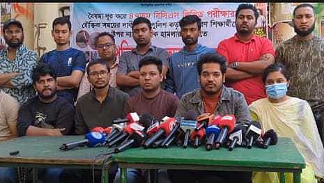 ৪৭তম বিসিএসের লিখিত পরীক্ষা বর্জনের ঘোষণা দিয়েছেন প্রিলিমিনারি উত্তীর্ণদের প্রার্থীদের একাংশ। মধুর ক্যানটিন, ঢাকা বিশ্ববিদ্যালয়, ২৬ নভেম্বর ২০২৫