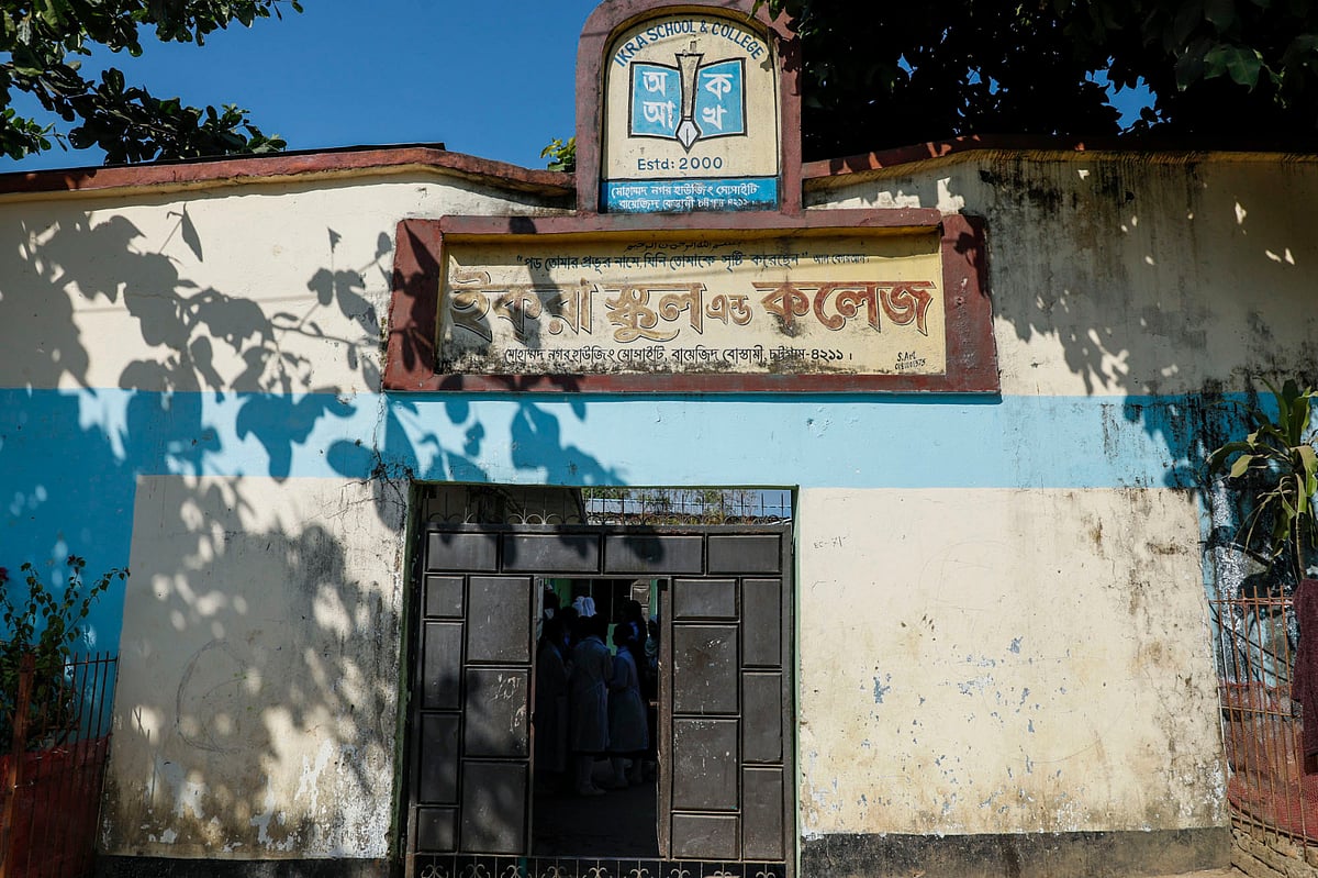 চট্টগ্রাম নগরের মোহাম্মদনগর হাউজিং সোসাইটি এলাকায় অবস্থিত ইকরা স্কুল অ্যান্ড কলেজটি পুরুষ ভোটকেন্দ্র। কিন্তু এই কেন্দ্রে যাওয়ার সড়কটি সংকীর্ণ। গতকাল বেলা ১১টায়