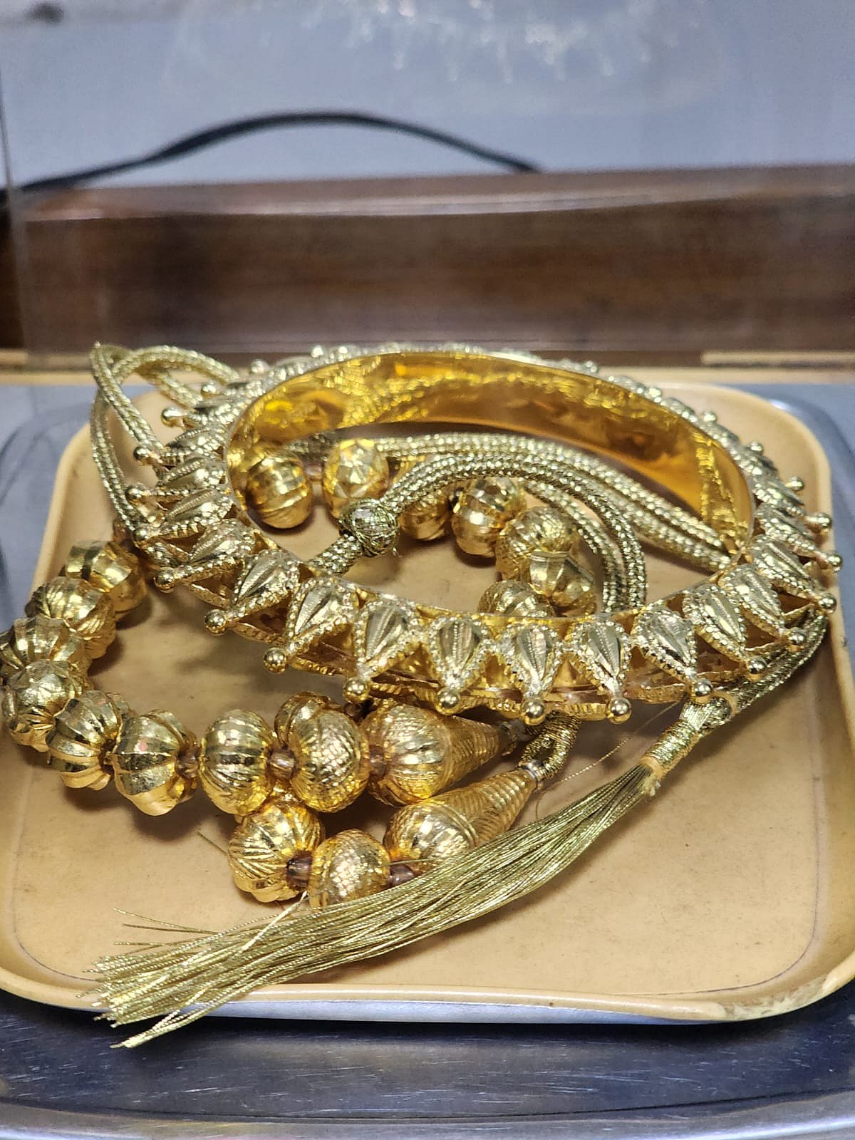 রাজধানীর মতিঝিলে অগ্রণী ব্যাংকের প্রিন্সিপাল শাখায় শেখ হাসিনা ও তাঁর পরিবারের সদস্যদের নামে থাকা লকার থেকে এসব স্বর্ণালংকার পাওয়া গেছে