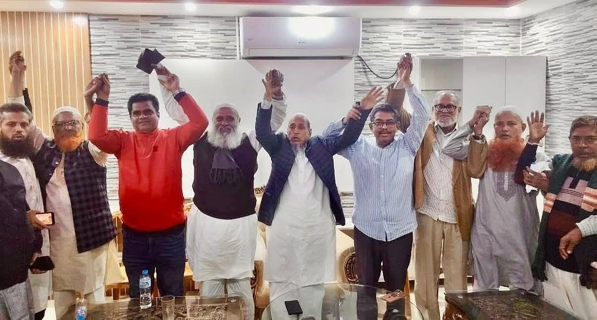 নোয়াখালী-২ আসনে বিএনপির প্রার্থী পরিবর্তনের দাবিতে মনোনয়ন না পাওয়া দুই নেতা ও তাঁদের অনুসারী হাত উঁচিয়ে ঐক্যের ঘোষণা দেন। মঙ্গলবার দিবাগত রাতে সোনাইমুড়ী উপজেলার অম্বনগর গ্রামে