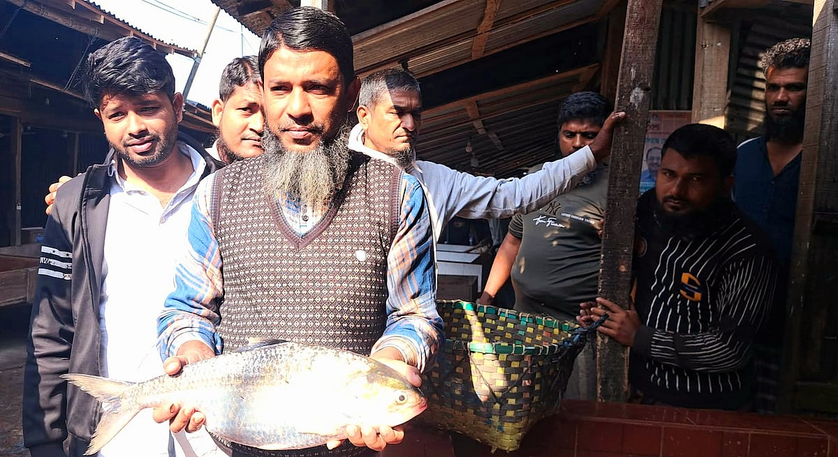 ভোলায় এক জেলের জালে ধরা পড়েছে বড় আকারের ইলিশটি। আজ বুধবার সকালে সদর উপজেলার ধনিয়া তুলাতুলি মাছঘাটে