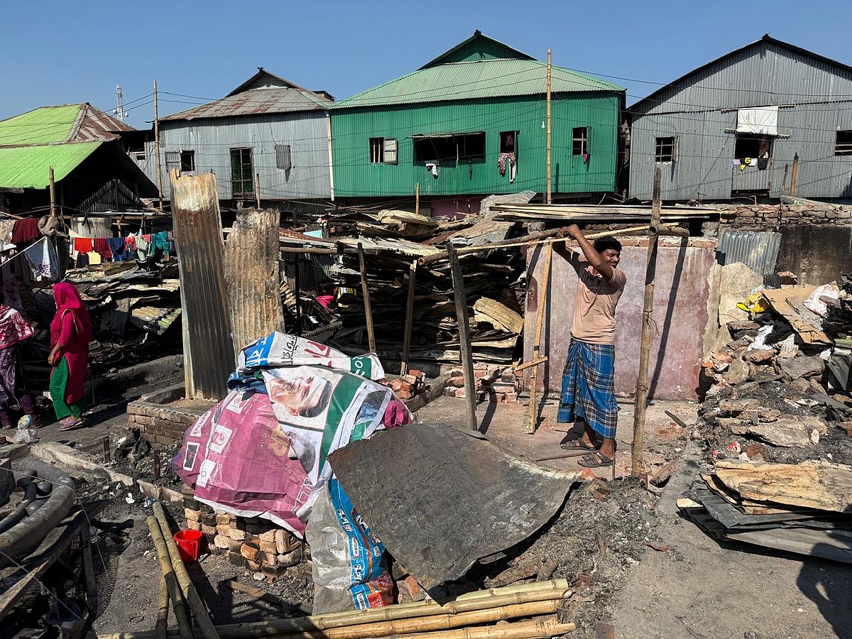 বাঁশ, তক্তা আর কাঠ পুঁতে ঘরের কাঠামো তোলার চেষ্টা করেছেন রফিকুল ইসলাম। আজ মহাখালীর কড়াইল বস্তিতে