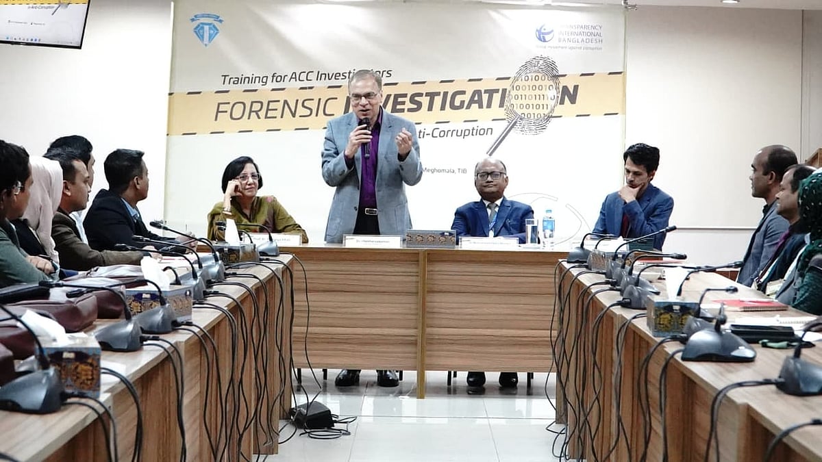 কর্মশালার সমাপনী দিনে বক্তব্য দেন টিআইবির নির্বাহী পরিচালক ইফতেখারুজ্জামান। ঢাকা, ২৭ নভেম্বর